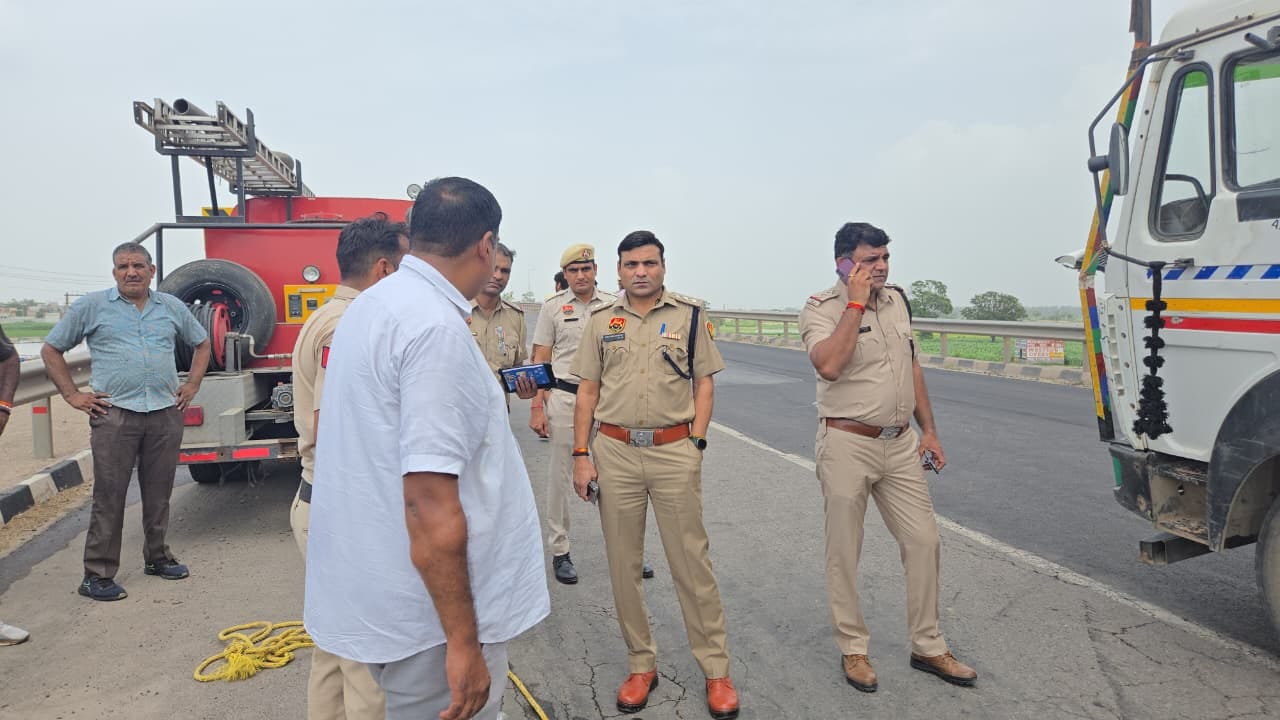 फोटो : सोनीपत के सोनीपत के गांव रोहणा के पास एनएच-334बी पर हुए हादसे के दौरान आग लगने के कारण ट फोटो : सोनीपत के सोनीपत के गांव रोहणा के पास एनएच-334बी पर हुए हादसे के दौरान आग लगने के कारण ट