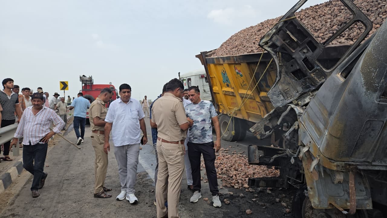 फोटो : सोनीपत के सोनीपत के गांव रोहणा के पास एनएच-334बी पर हुए हादसे के दौरान आग लगने के कारण ट फोटो : सोनीपत के सोनीपत के गांव रोहणा के पास एनएच-334बी पर हुए हादसे के दौरान आग लगने के कारण ट