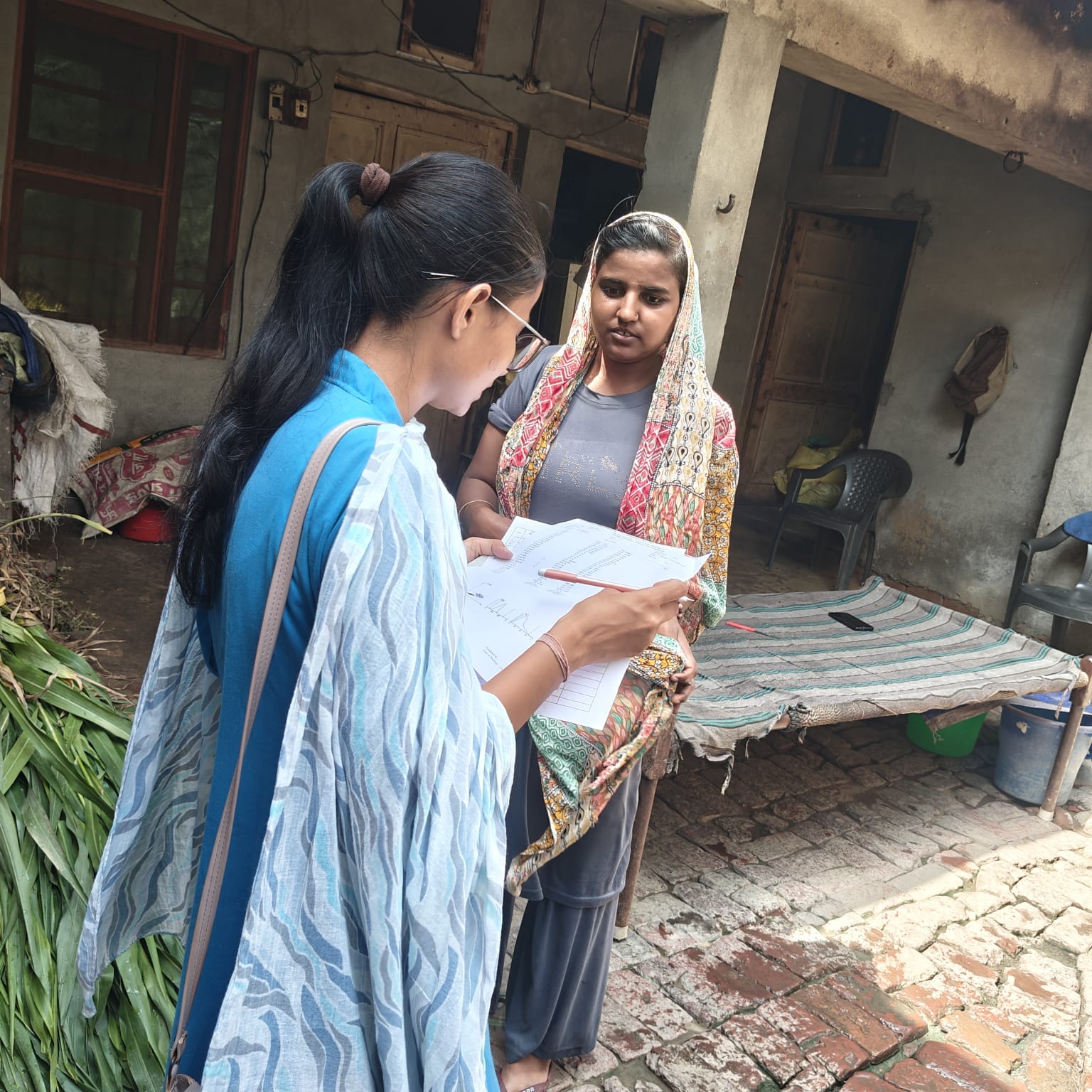 गांव सजूमा में सर्वे के दौरान महिला से बातचीत करती स्वास्थ्य विभाग की कर्मचारी। गांव सजूमा में सर्वे के दौरान महिला से बातचीत करती स्वास्थ्य विभाग की कर्मचारी।