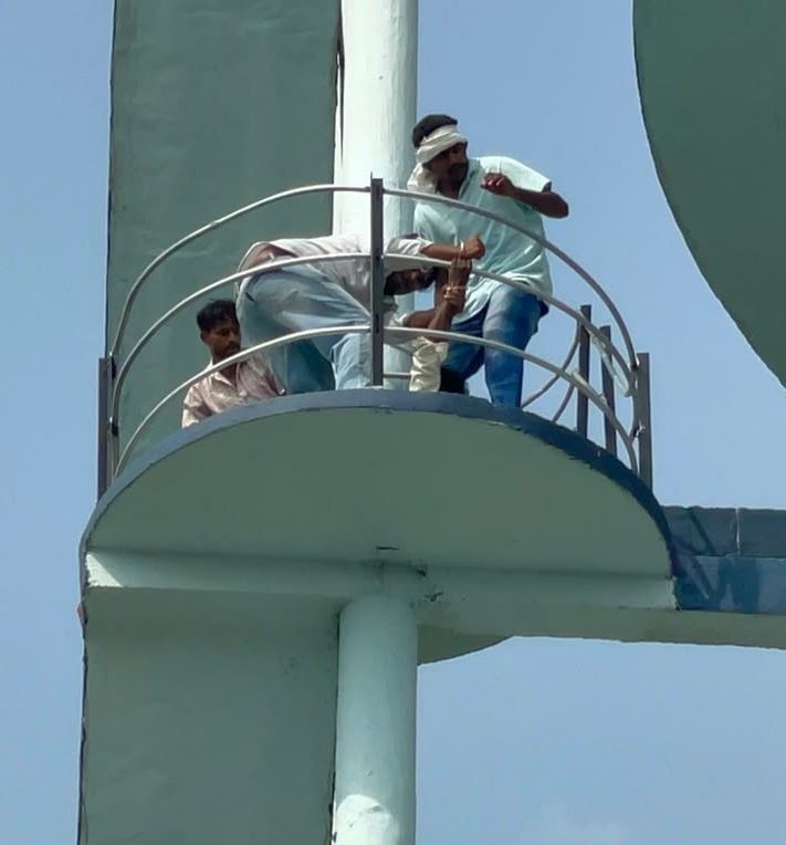 इस्लामनगर में टंकी पर चढ़ा युवक। संवाद इस्लामनगर में टंकी पर चढ़ा युवक। संवाद