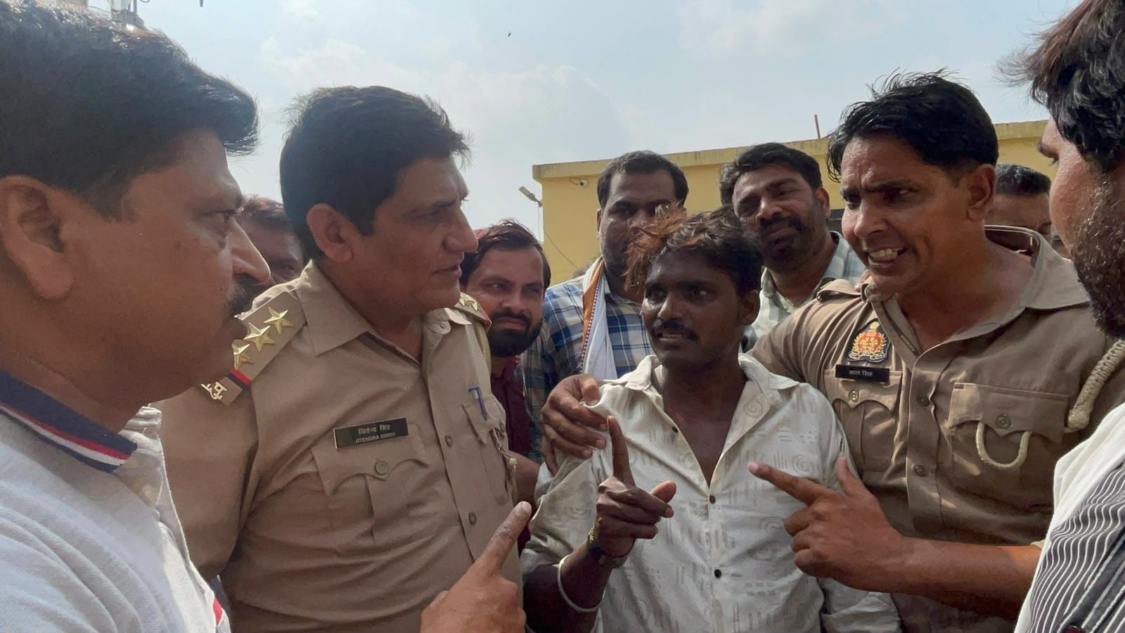 इस्लामनगर में टंकी पर चढ़ा युवक। संवाद इस्लामनगर में टंकी पर चढ़ा युवक। संवाद