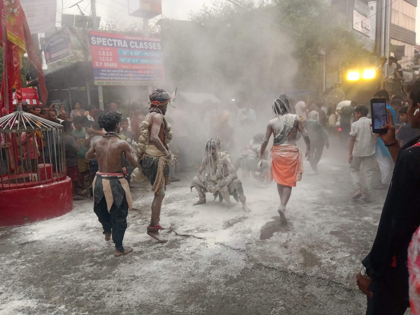 जगन्नाथ यात्रा के दौरान वाद यंत्र बजाता युवक। स्रोत आयोजक