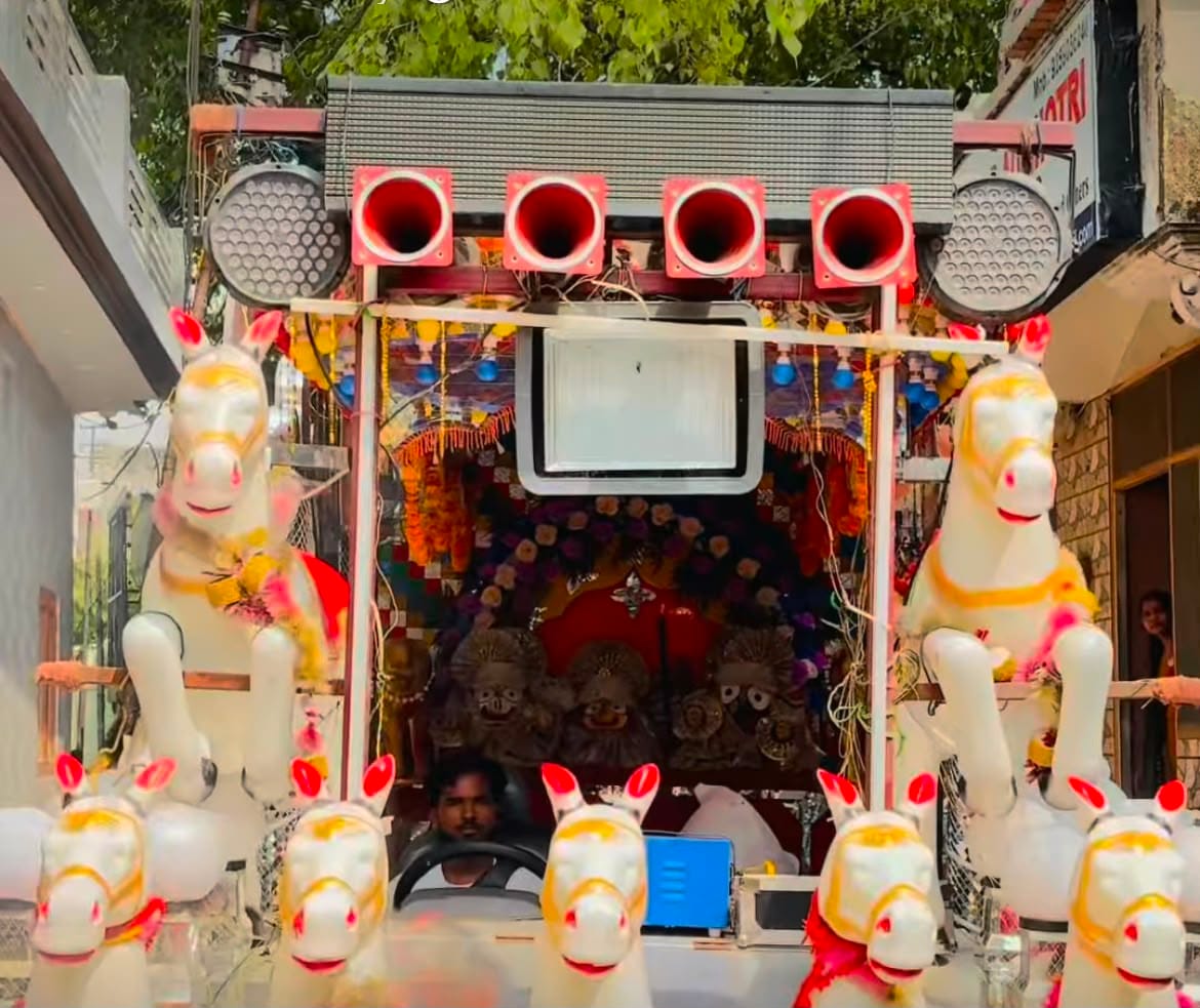 जगन्नाथ यात्रा के दौरान वाद यंत्र बजाता युवक। स्रोत आयोजक