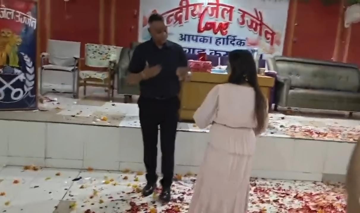 जेल अधीक्षक का पत्नी के साथ फिरकी वाला डांस
