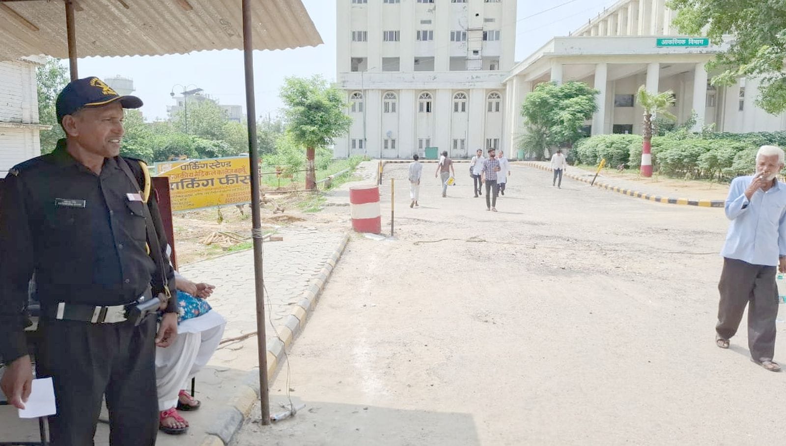 जिला महिला अस्पताल में तैनात सुरक्षा गार्ड, पुलिसकर्मी। संवाद जिला महिला अस्पताल में तैनात सुरक्षा गार्ड, पुलिसकर्मी। संवाद