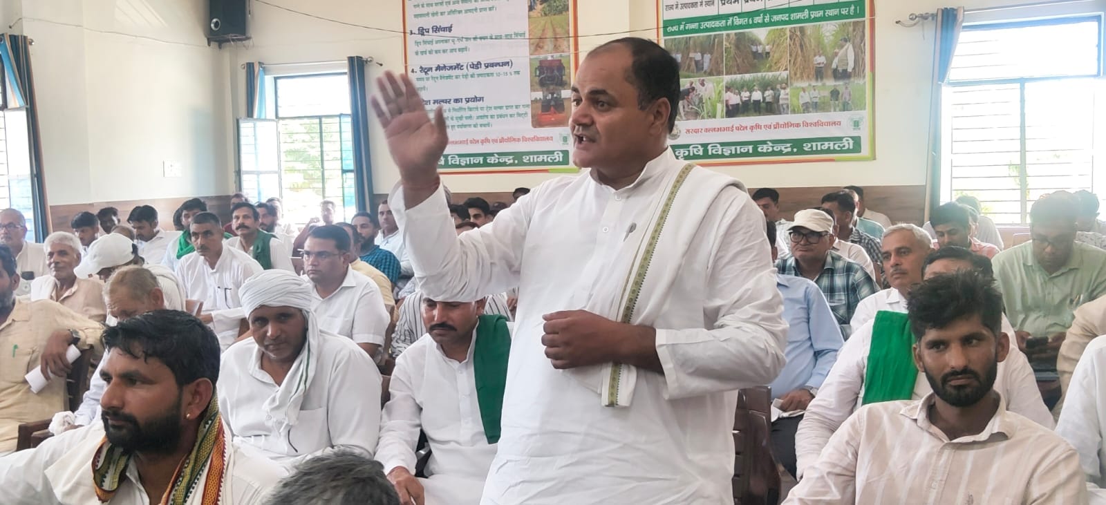 कृषि विज्ञान केंद्र जलालपुर में आयोजित किसान दिवस में बोलते किसान। सूचना विभाग कृषि विज्ञान केंद्र जलालपुर में आयोजित किसान दिवस में बोलते किसान। सूचना विभाग