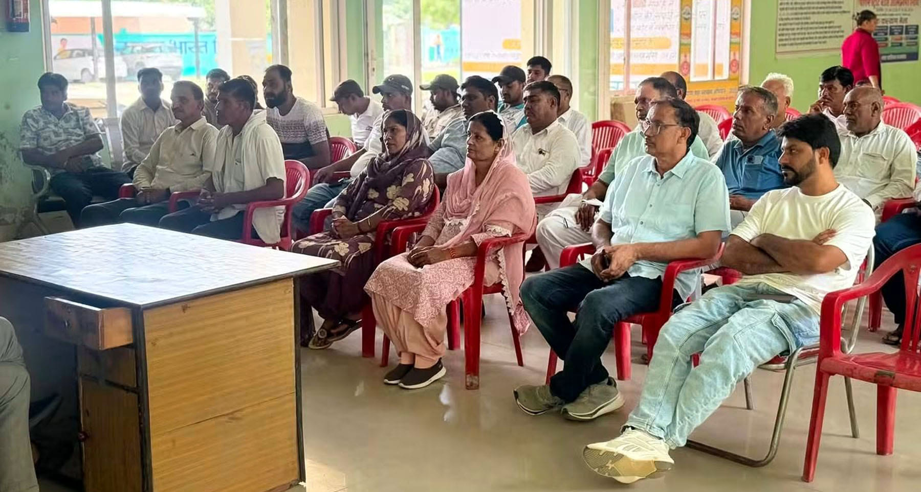 कलातय वार्ड कमेटियों की बैठक के दौरान मौजूद पार्षद, जनप्रतिनिधि व नगर पालिका के कर्मचारी। कलातय वार्ड कमेटियों की बैठक के दौरान मौजूद पार्षद, जनप्रतिनिधि व नगर पालिका के कर्मचारी।