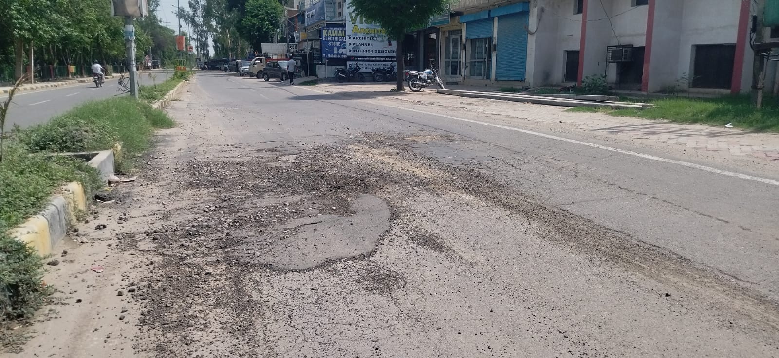 कुरुक्षेत्र। रोटरी चौक पर खस्ताहाल सड़क। संवाद