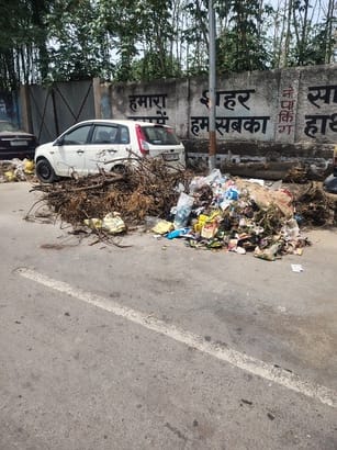 कुर्मियाना बस्ती राजापुर में एक प्लॉट में पड़ा कूड़ा कचरा । संवाद कुर्मियाना बस्ती राजापुर में एक प्लॉट में पड़ा कूड़ा कचरा । संवाद