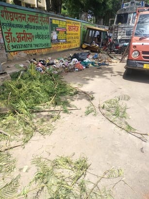 कुर्मियाना बस्ती राजापुर में एक प्लॉट में पड़ा कूड़ा कचरा । संवाद कुर्मियाना बस्ती राजापुर में एक प्लॉट में पड़ा कूड़ा कचरा । संवाद