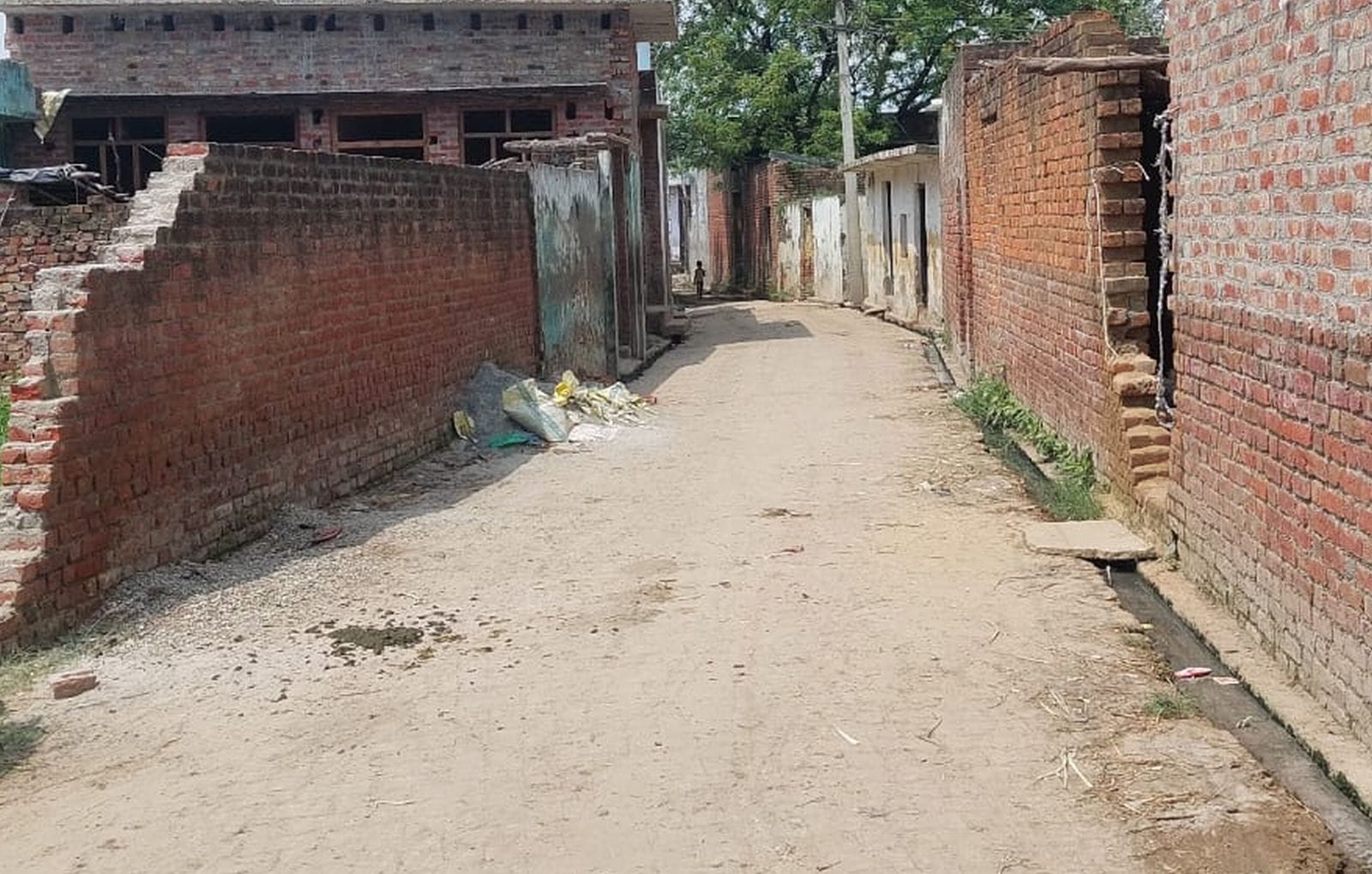 कादरचौक गांव में शांति व्यवस्था बबनाए रखने के लिए मौजूद पुलिस बल। संवाद कादरचौक गांव में शांति व्यवस्था बबनाए रखने के लिए मौजूद पुलिस बल। संवाद
