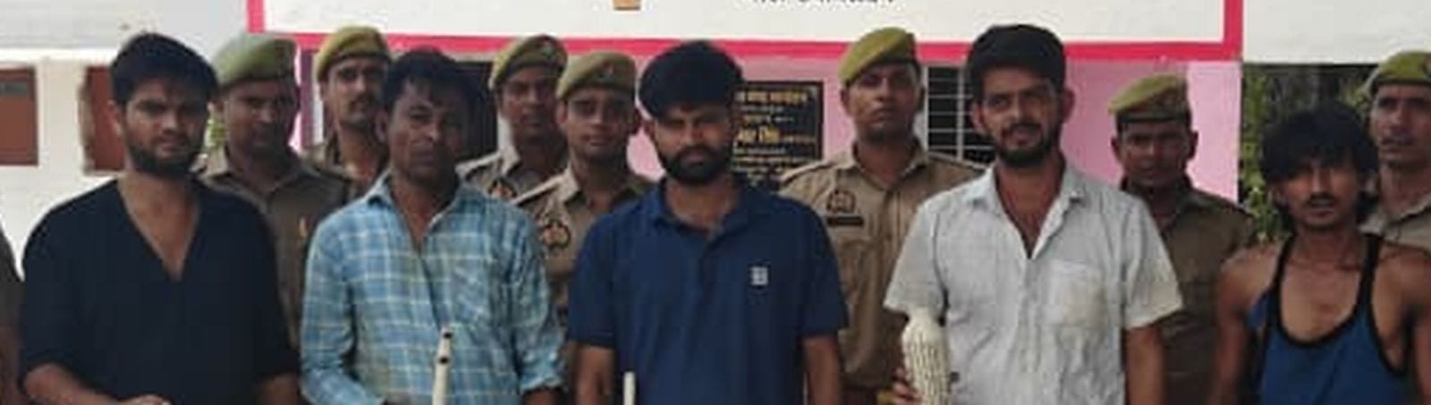 कादरचौक गांव में शांति व्यवस्था बबनाए रखने के लिए मौजूद पुलिस बल। संवाद कादरचौक गांव में शांति व्यवस्था बबनाए रखने के लिए मौजूद पुलिस बल। संवाद