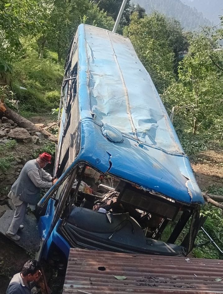 खनेरी अस्पताल में हादसे के घायलों से पूछताछ करती एचआरटीसी की टीम। संवाद