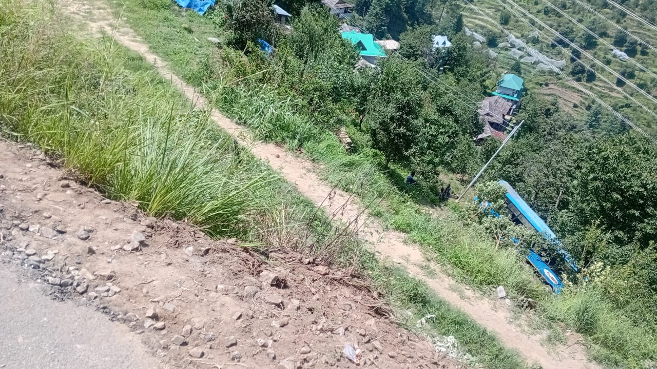 खनेरी अस्पताल में हादसे के घायलों से पूछताछ करती एचआरटीसी की टीम। संवाद