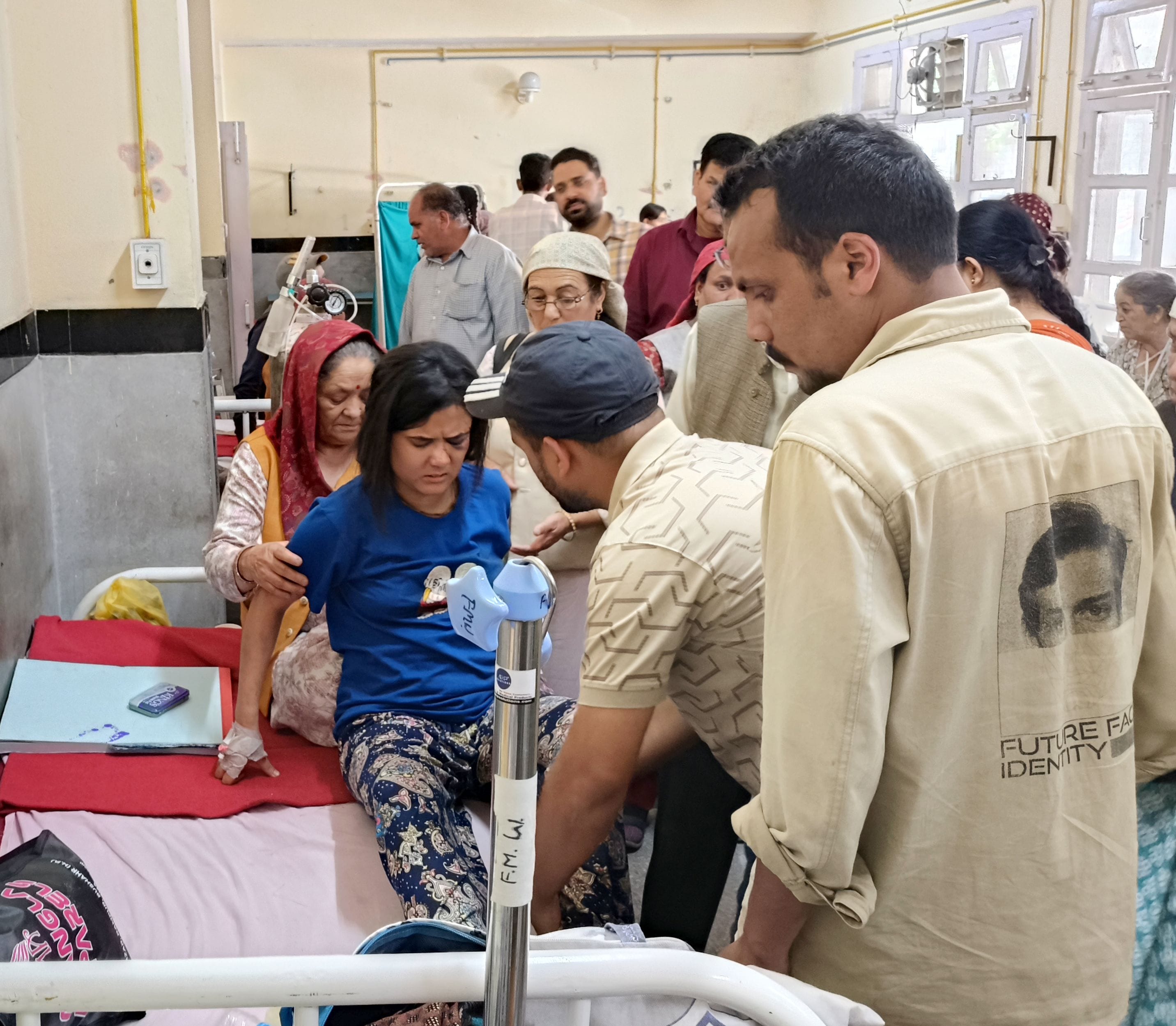 खनेरी अस्पताल में हादसे के घायलों से पूछताछ करती एचआरटीसी की टीम। संवाद