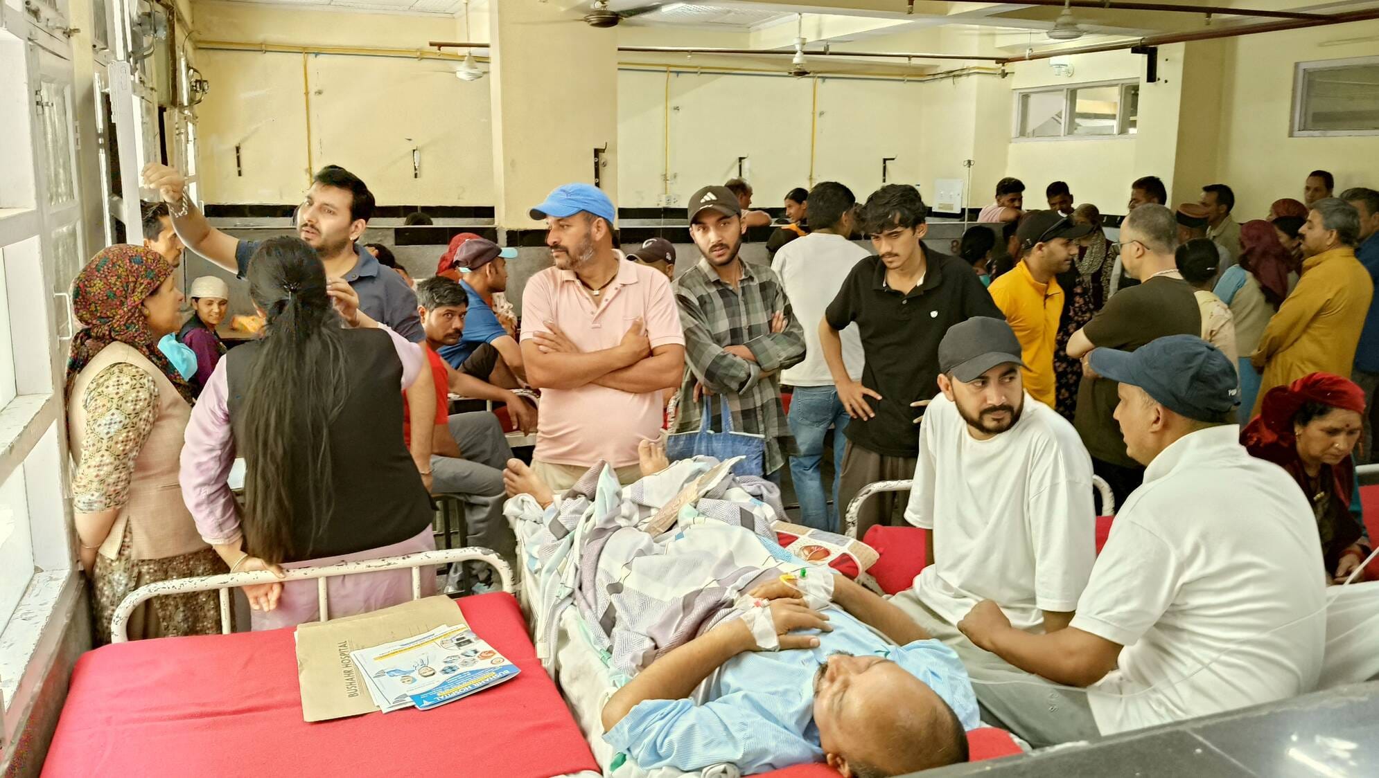 खनेरी अस्पताल में हादसे के घायलों से पूछताछ करती एचआरटीसी की टीम। संवाद