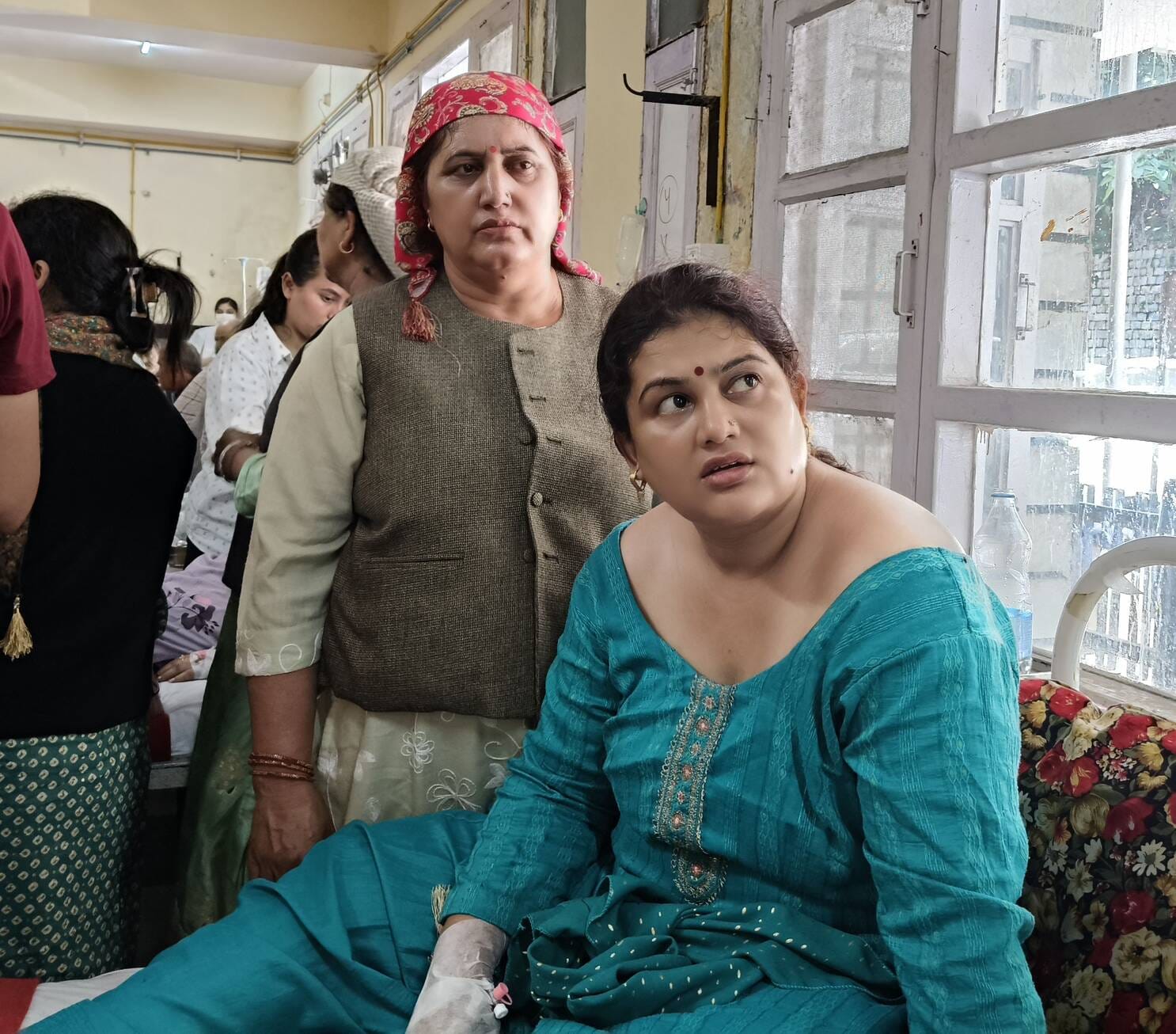 खनेरी अस्पताल में हादसे के घायलों से पूछताछ करती एचआरटीसी की टीम। संवाद