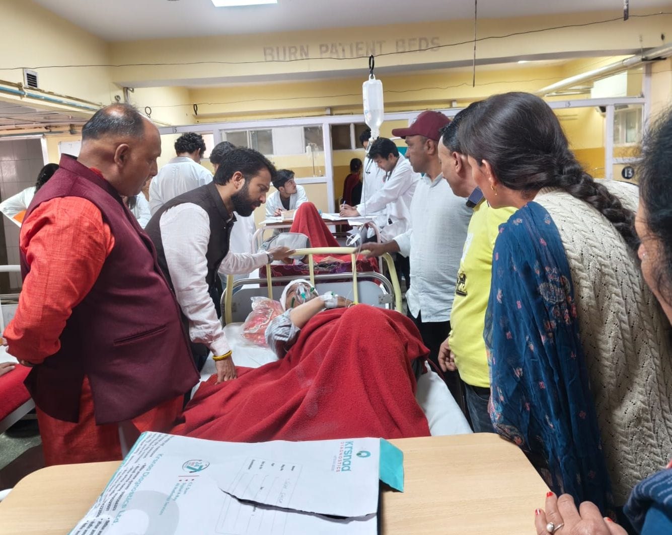 खनेरी अस्पताल में हादसे के घायलों से पूछताछ करती एचआरटीसी की टीम। संवाद