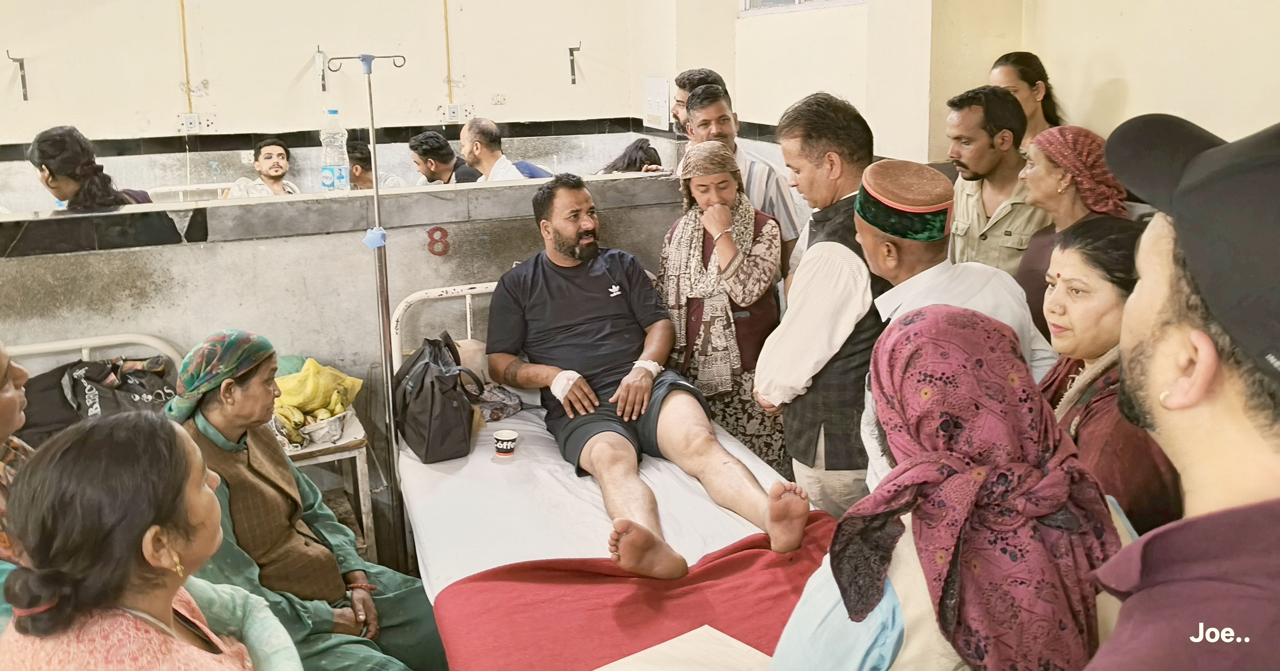 खनेरी अस्पताल में हादसे के घायलों से पूछताछ करती एचआरटीसी की टीम। संवाद