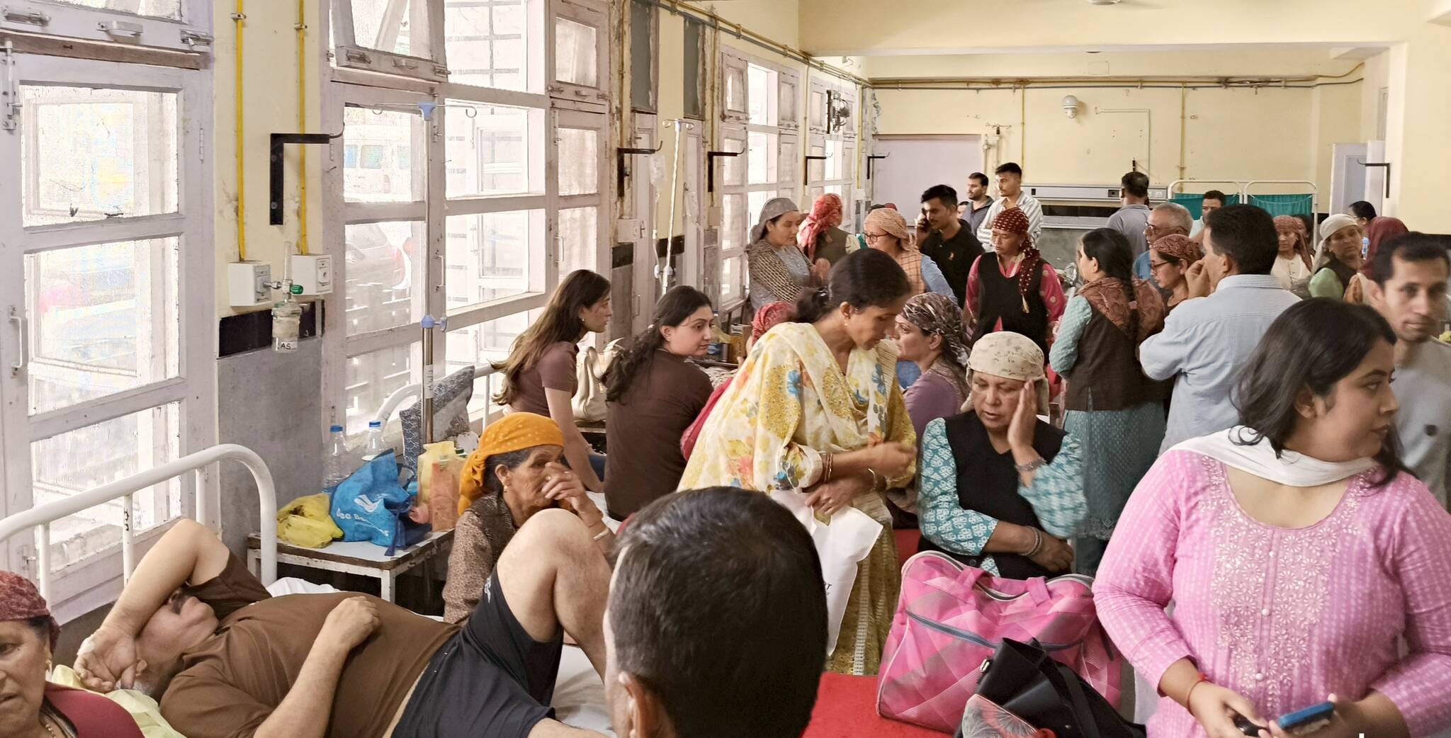 खनेरी अस्पताल में हादसे के घायलों से पूछताछ करती एचआरटीसी की टीम। संवाद