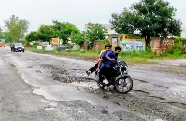 मवाना हस्तिनापुर मार्ग पर बना गहरा बडा गड्ढा हादसों को न्योता देते हुए। (मवाना) मवाना हस्तिनापुर मार्ग पर बना गहरा बडा गड्ढा हादसों को न्योता देते हुए। (मवाना)