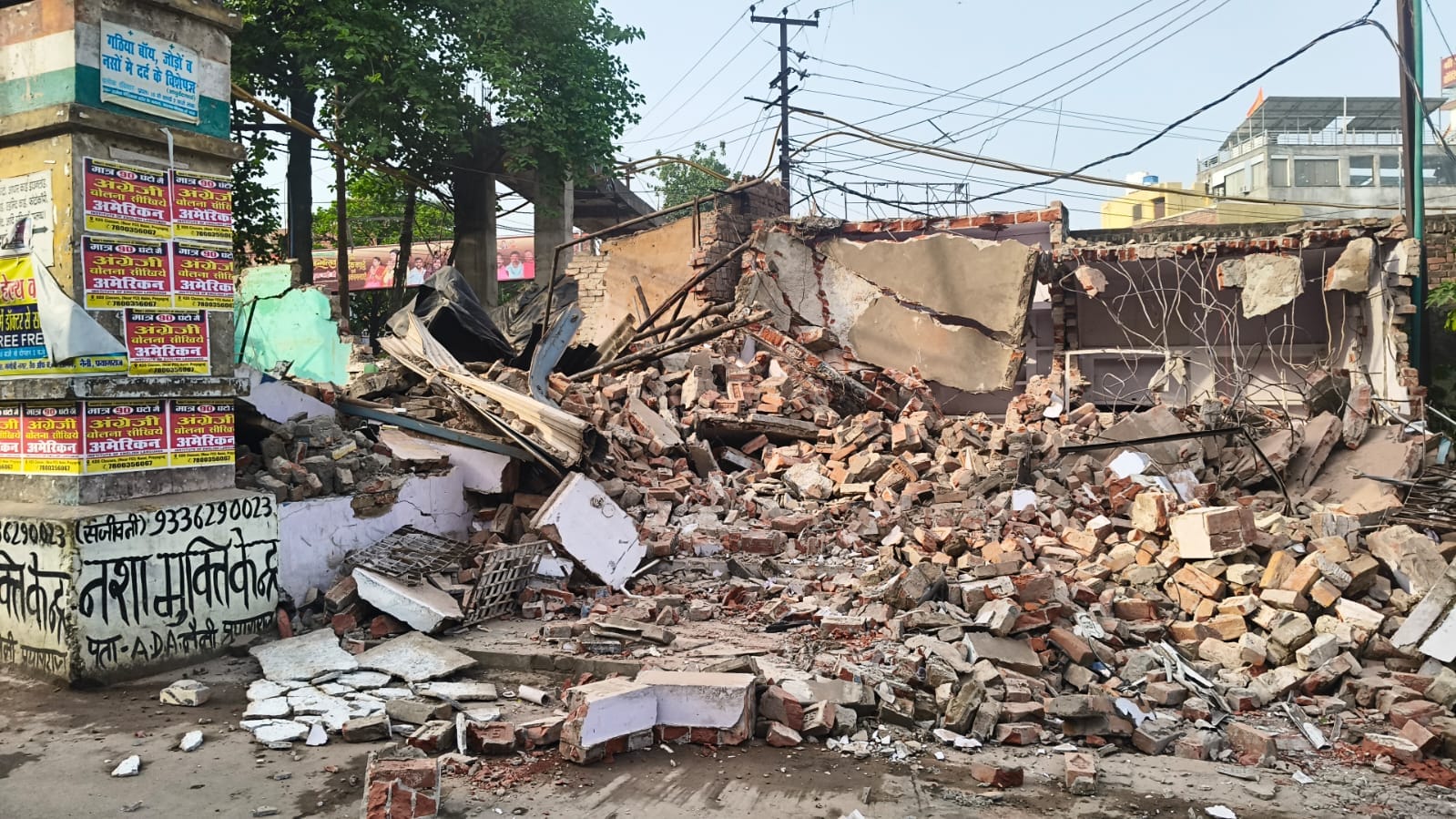 नैनी। कार्रवाई के दौरान बुल्डोजर से तोड़ी जा रही दुकान। संवाद