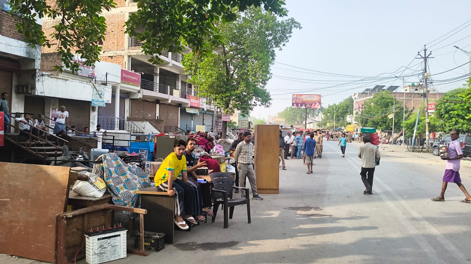 नैनी। कार्रवाई के दौरान बुल्डोजर से तोड़ी जा रही दुकान। संवाद