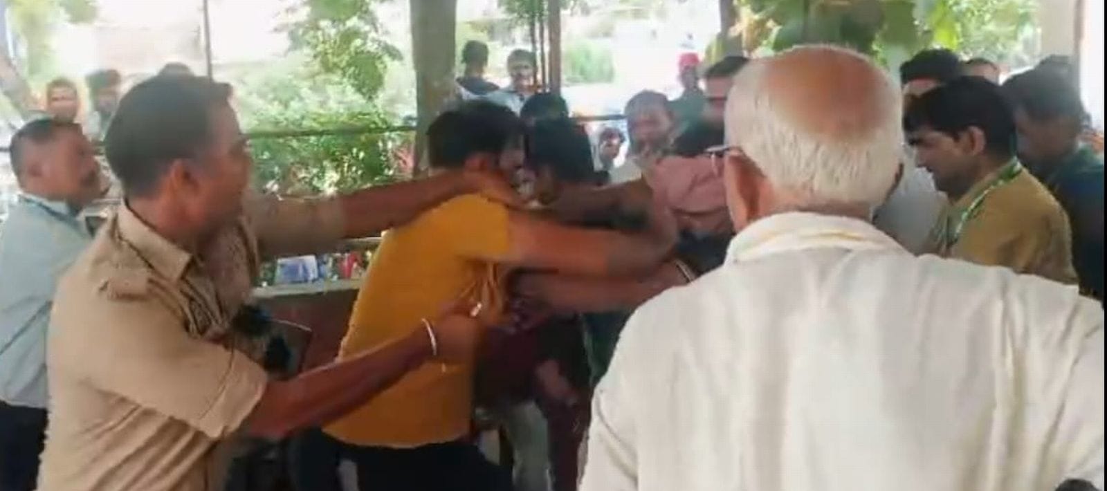 नवादा चौकी पर मारपीट करते दोनों पक्ष बीचबचाव करते पुलिस कर्मी। वीडियोग्रैब नवादा चौकी पर मारपीट करते दोनों पक्ष बीचबचाव करते पुलिस कर्मी। वीडियोग्रैब