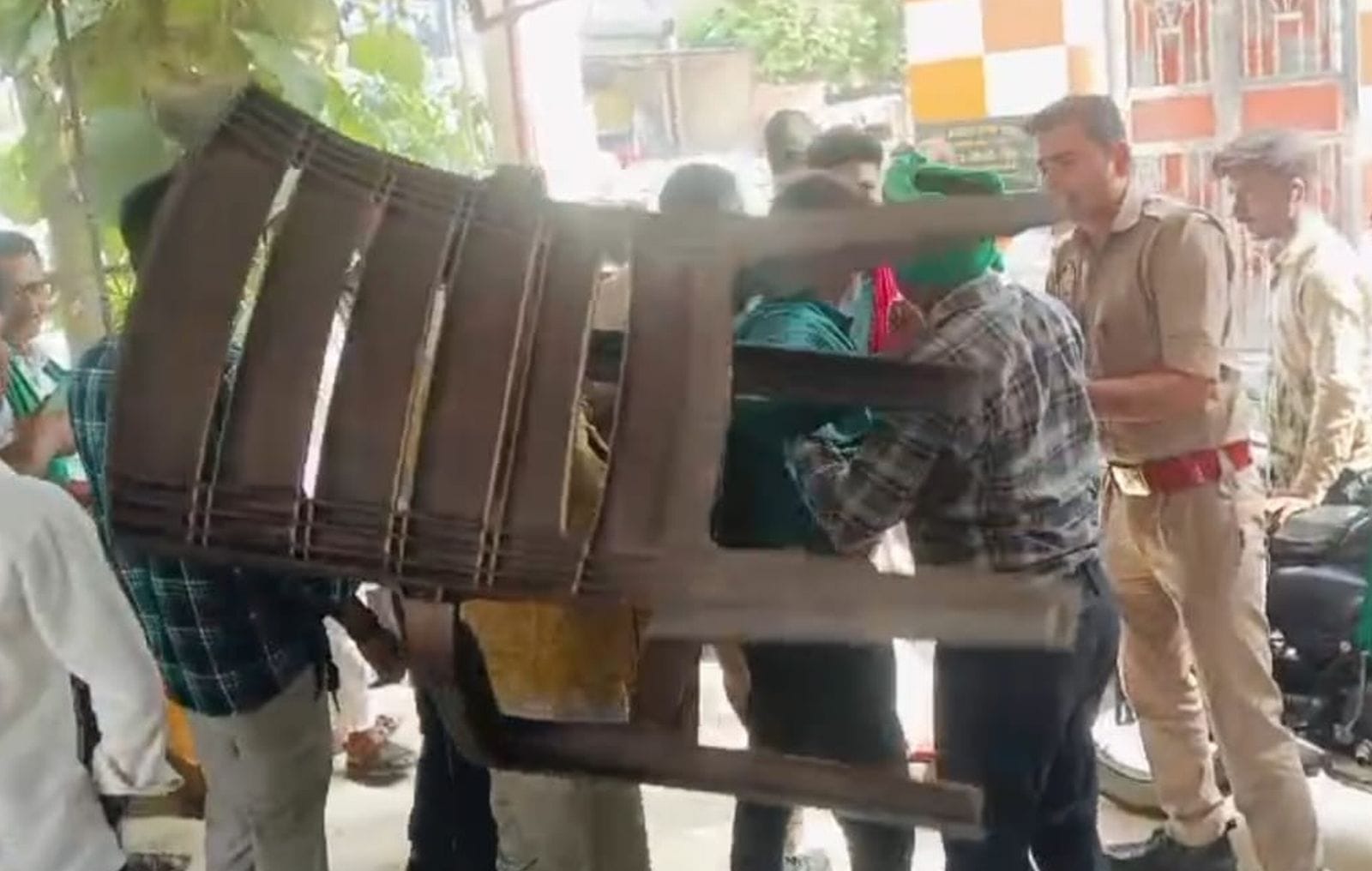 नवादा चौकी पर मारपीट करते दोनों पक्ष बीचबचाव करते पुलिस कर्मी। वीडियोग्रैब नवादा चौकी पर मारपीट करते दोनों पक्ष बीचबचाव करते पुलिस कर्मी। वीडियोग्रैब