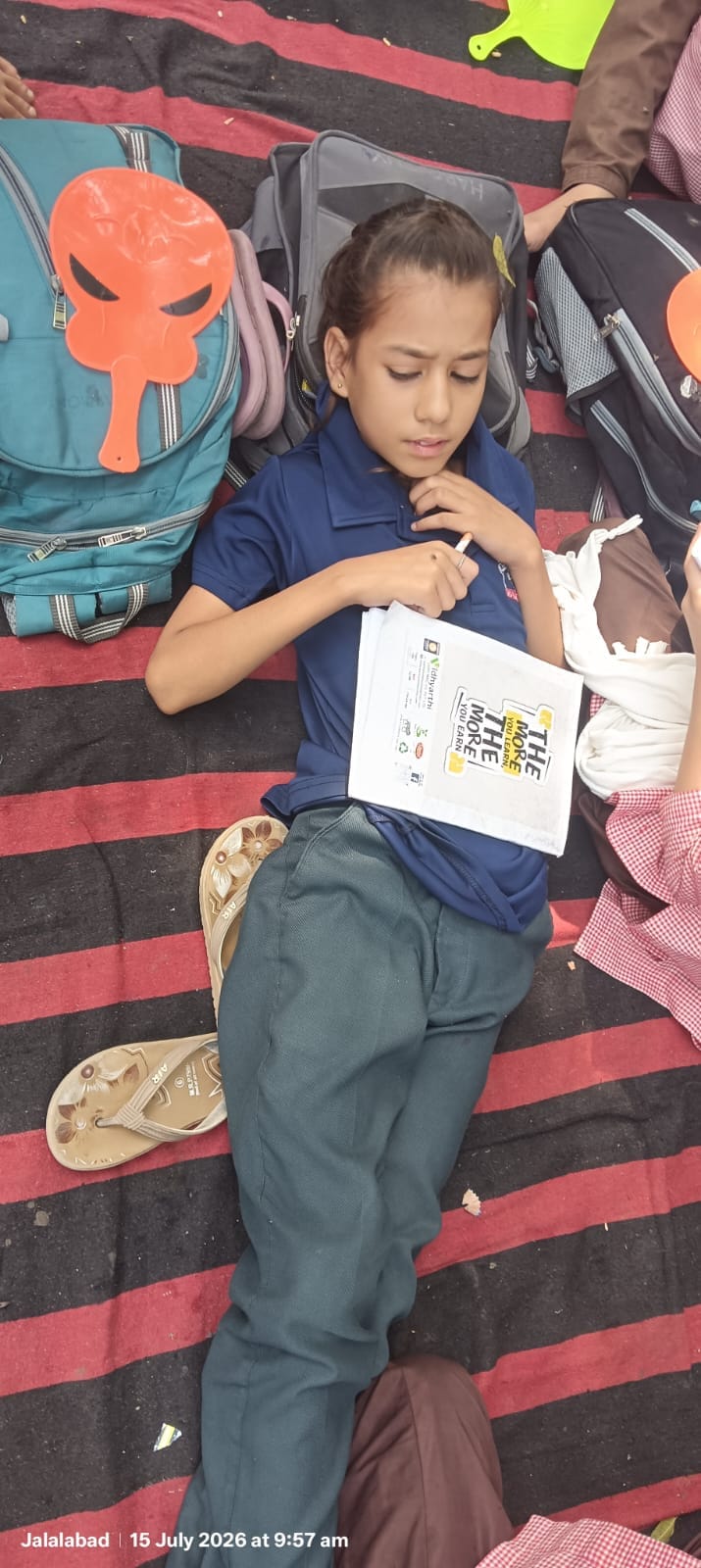 प्राथमिक विद्यालय मरगूबगढ़ में कुर्सी पर बेहोश बैठा छात्र। संगठन प्राथमिक विद्यालय मरगूबगढ़ में कुर्सी पर बेहोश बैठा छात्र। संगठन