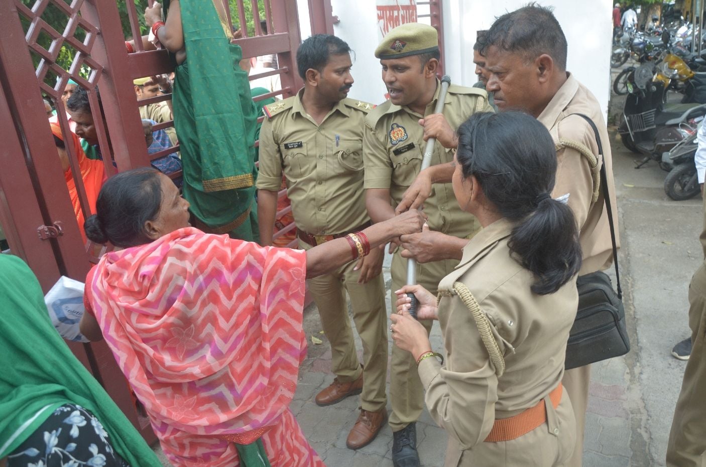 प्रदर्शन करते किसान।