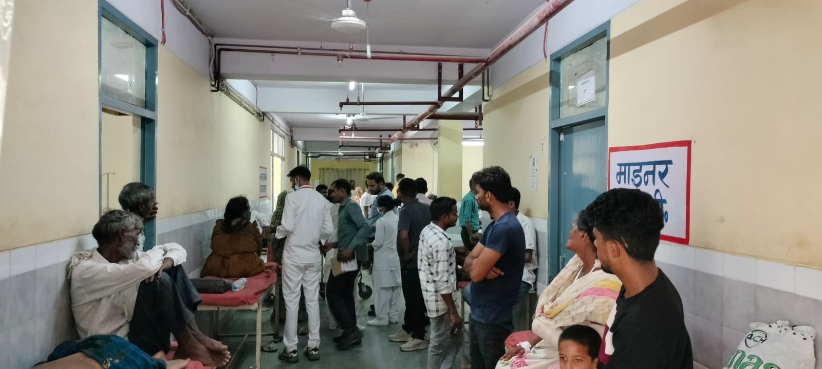 राजकीय मेडिकल कॉलेज में ओपीडी में उमड़ी भीड़ और गायब सुरक्षा कर्मी। संवाद राजकीय मेडिकल कॉलेज में ओपीडी में उमड़ी भीड़ और गायब सुरक्षा कर्मी। संवाद