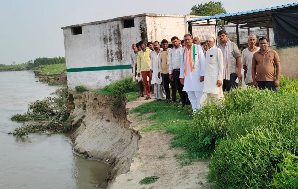 रामगंगा नदी का जलस्तर बढ़ने से कटान रोकने को लगाए कट्टे भी डूब रहे। संवाद