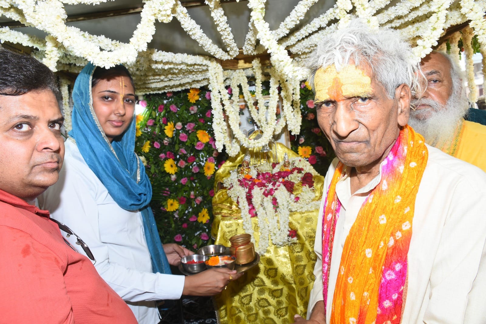 सजाई गई डीजे झांकी पर भगवान श्रीकृष्ण-राधा स्वरूपों ने आकर्षित किया श्रद्धालुओं का ध्यान। स्रोत