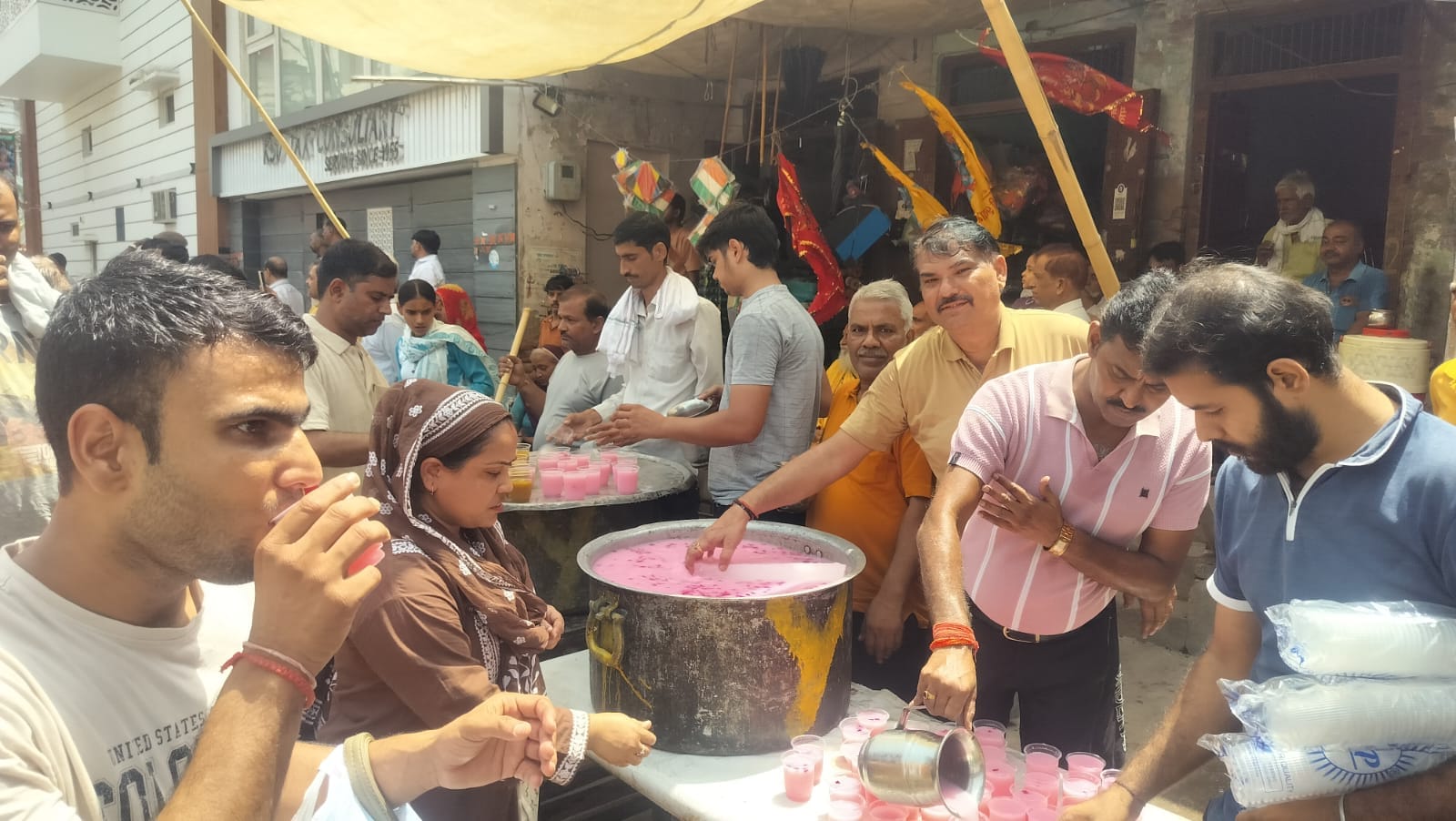 सजाई गई डीजे झांकी पर भगवान श्रीकृष्ण-राधा स्वरूपों ने आकर्षित किया श्रद्धालुओं का ध्यान। स्रोत