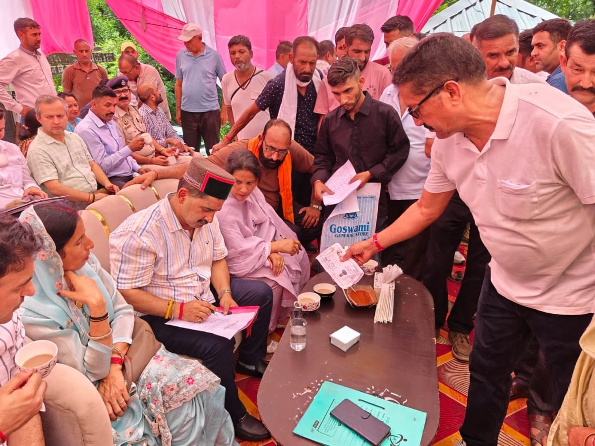 शाहपुर के क्यारी में लोगों की समस्याएं सुनते हुए विधायक केवल सिंह पठानिया। स्रोत: जागरूक पाठक शाहपुर के क्यारी में लोगों की समस्याएं सुनते हुए विधायक केवल सिंह पठानिया। स्रोत: जागरूक पाठक