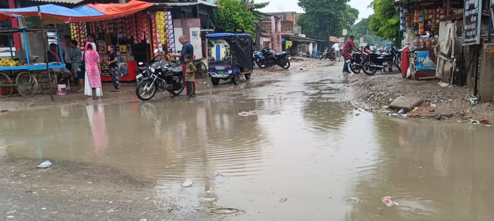 शहर के दीवानी न्यायालय परिसर में बृहस्पतिवार को जलभराव के बीच आवागमन करते लोग।संवाद शहर के दीवानी न्यायालय परिसर में बृहस्पतिवार को जलभराव के बीच आवागमन करते लोग।संवाद