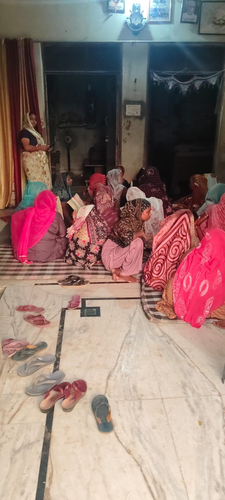 शहीद जनेश्वर के घर के बाहर ग्रामीणों को लगा हुआ जमावडा। शहीद जनेश्वर के घर के बाहर ग्रामीणों को लगा हुआ जमावडा।
