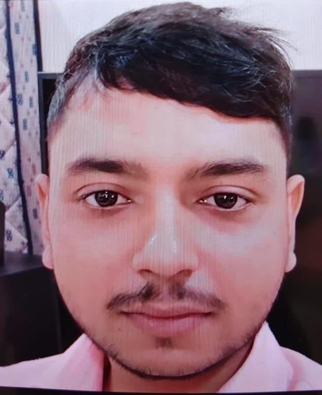 शैलेंद्र की फाइल फोटो व गांव में परिजनों व अन्य लोगों के साथ धरने पर बैठे सांसद के पुत्र रत्नम 