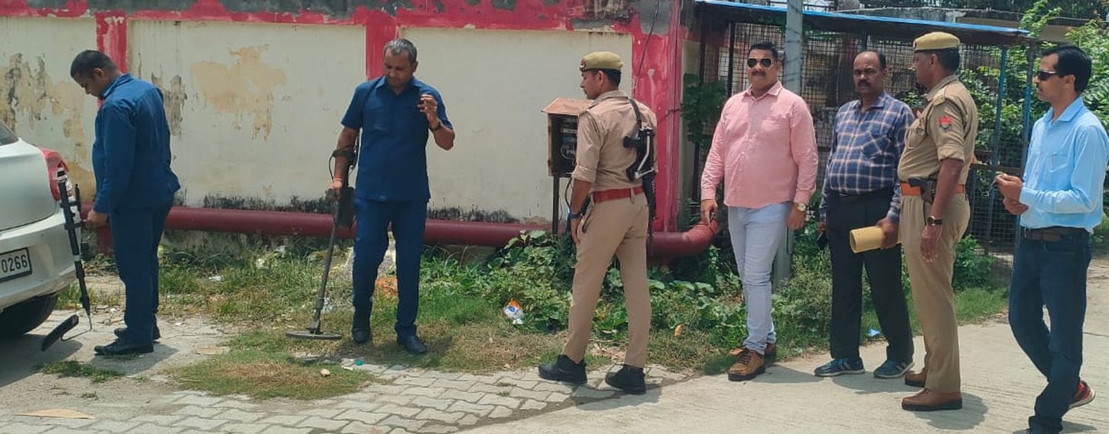 शासन स्तर से हाई अलर्ट आने के बाद न्यायालय की सघन चेंकिग करते सुरक्षा कर्मी शासन स्तर से हाई अलर्ट आने के बाद न्यायालय की सघन चेंकिग करते सुरक्षा कर्मी