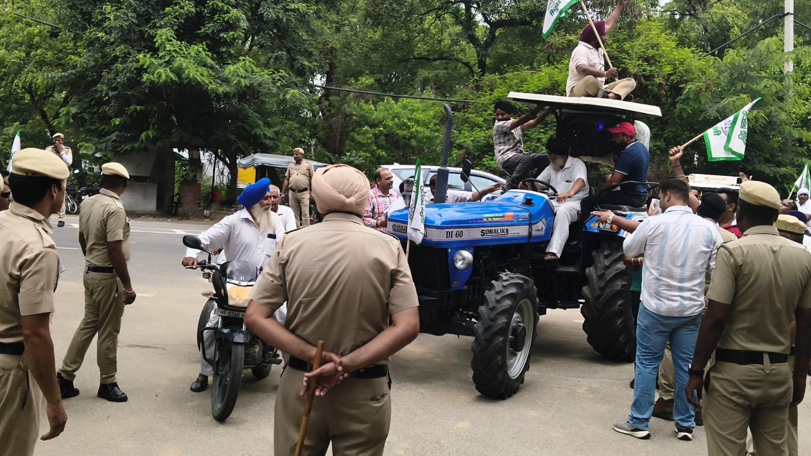 ट्रेड डील के विरोध में बाइक यात्रा में शामिल भाकियू के पदाधिकारी। संवाद ट्रेड डील के विरोध में बाइक यात्रा में शामिल भाकियू के पदाधिकारी। संवाद