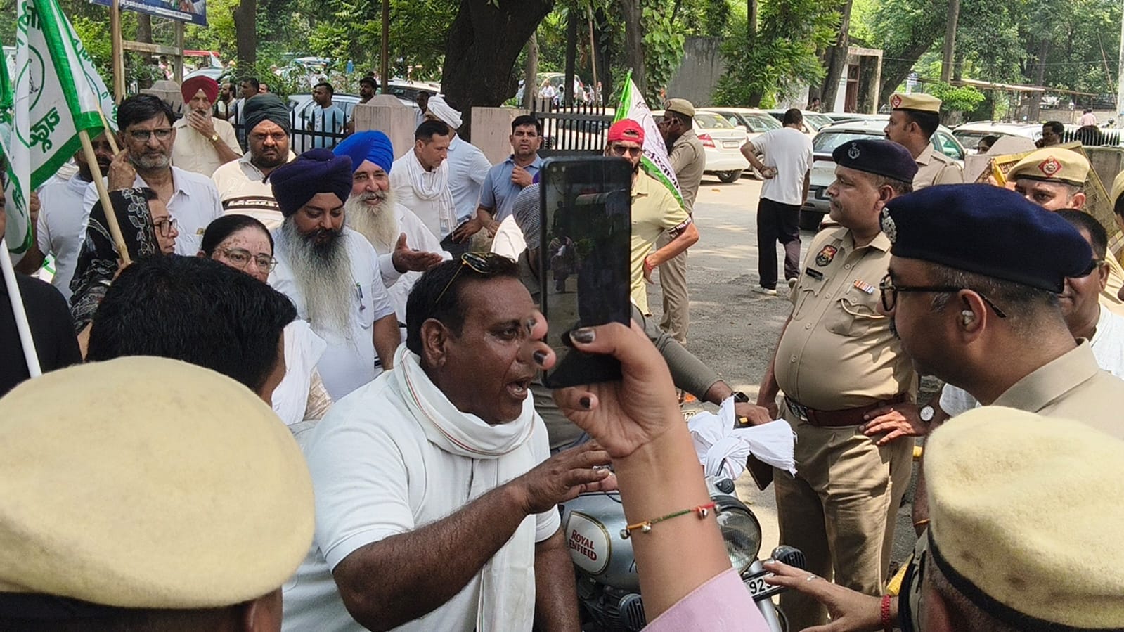 ट्रेड डील के विरोध में बाइक यात्रा में शामिल भाकियू के पदाधिकारी। संवाद ट्रेड डील के विरोध में बाइक यात्रा में शामिल भाकियू के पदाधिकारी। संवाद