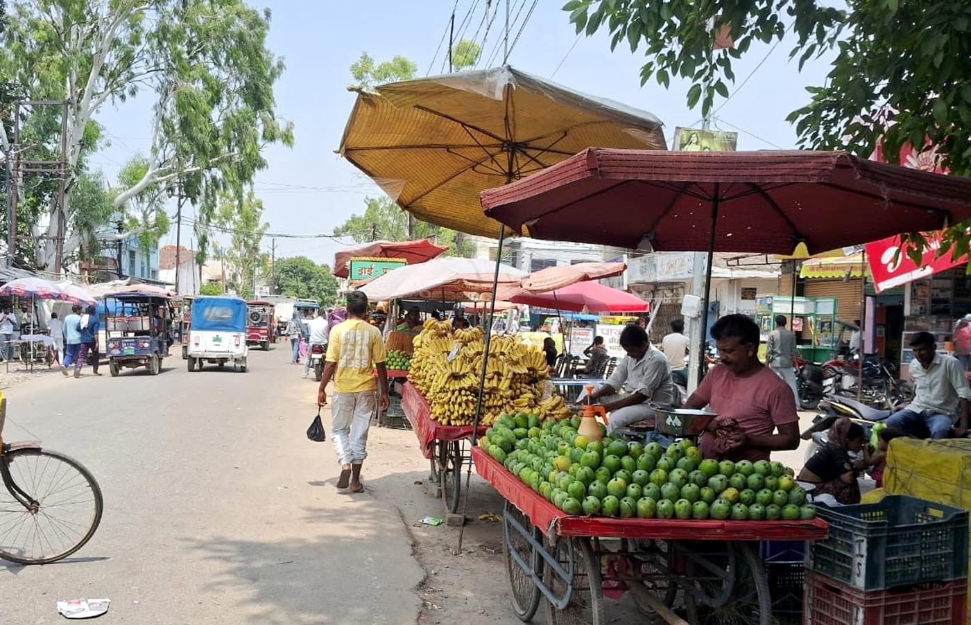 उझानी में कांवड़ियों के रूट पर अतिक्रमण से घिरी सड़क। संवाद उझानी में कांवड़ियों के रूट पर अतिक्रमण से घिरी सड़क। संवाद