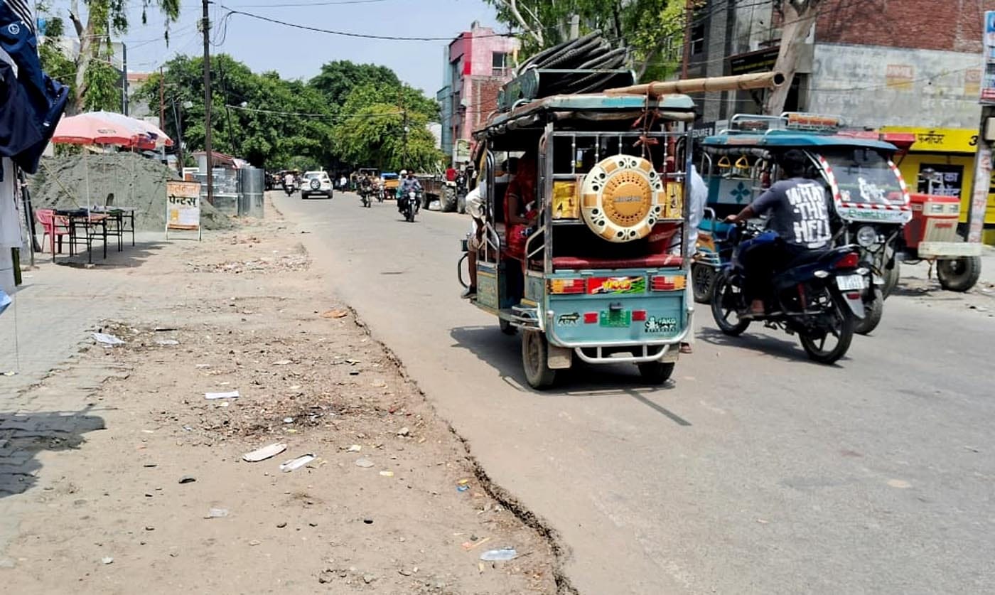 उझानी में कांवड़ियों के रूट पर अतिक्रमण से घिरी सड़क। संवाद उझानी में कांवड़ियों के रूट पर अतिक्रमण से घिरी सड़क। संवाद