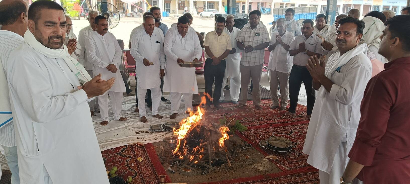 17 ढांड01 हवन में भाग लेते हुए आढ़ती 02 भंडारे का प्रसाद ग्रहण करते हुए बच्चे।