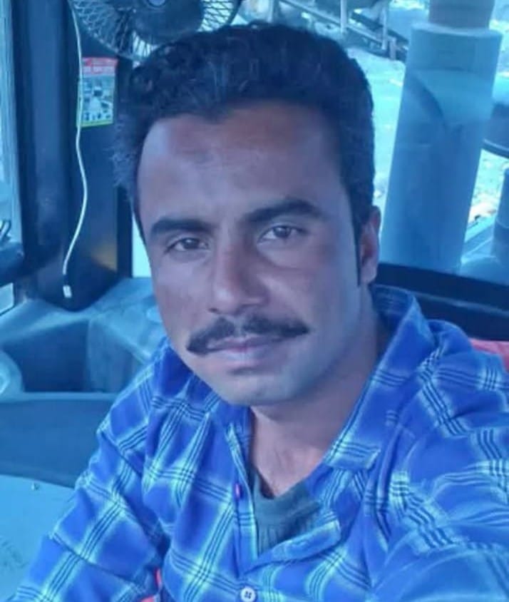 आकिल के साथ मारपीट करते आरोपी। सीसीटीवी