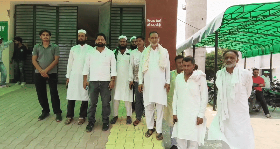 आकिल के साथ मारपीट करते आरोपी। सीसीटीवी
