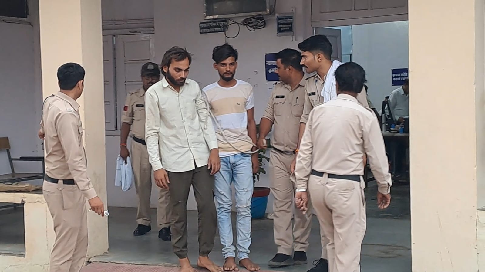 आरोपियों को ले जाती पुलिस आरोपियों को ले जाती पुलिस