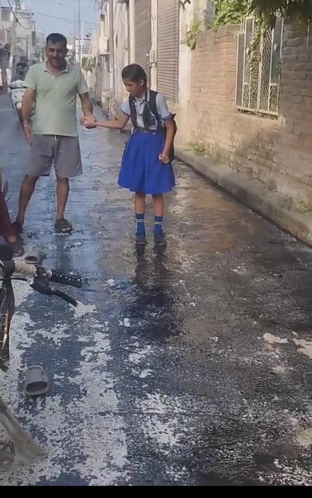 अंबाला छावनी में दयालबाग चौक से बब्याल जाने वाली कंक्रीट की सड़क पर बिछाई गई तारकोल। स्थानीय नि
