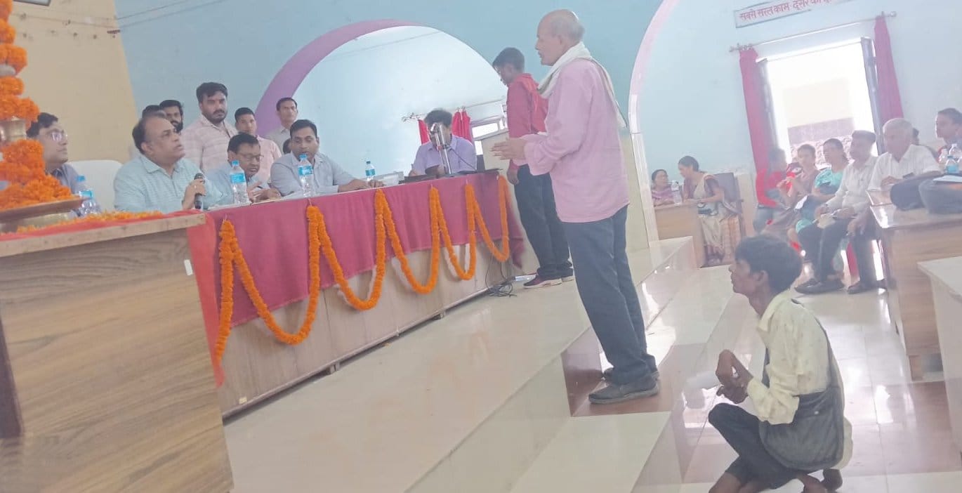 अफीम कोठी में आयोजित मोबाइल कोर्ट में जमीन पर घिसटते हुए जाते दिव्यांग। संवाद